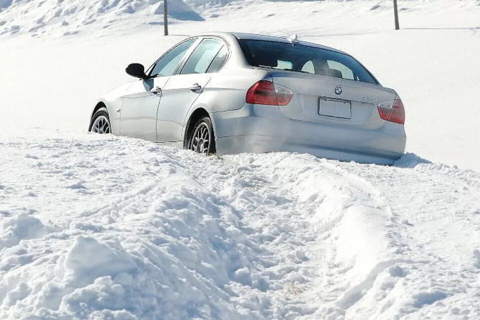 БМВ 5 полный привод зимой. BMW e66 снег. Машина зимой. Машина в снегу.