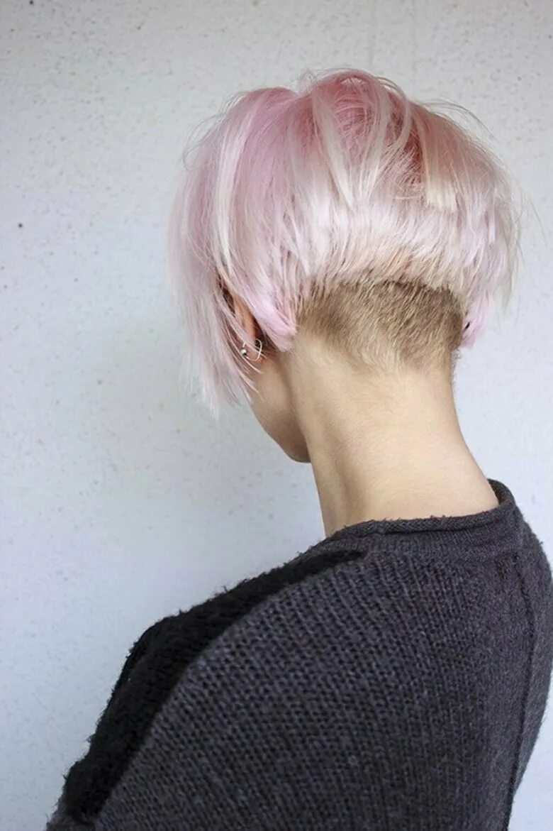 Боб Undercut. Боб каре с выстриженным затылком. Боб каре с выбритым затылком. Стрижка Боб каре андеркат. Каре боб выбритый