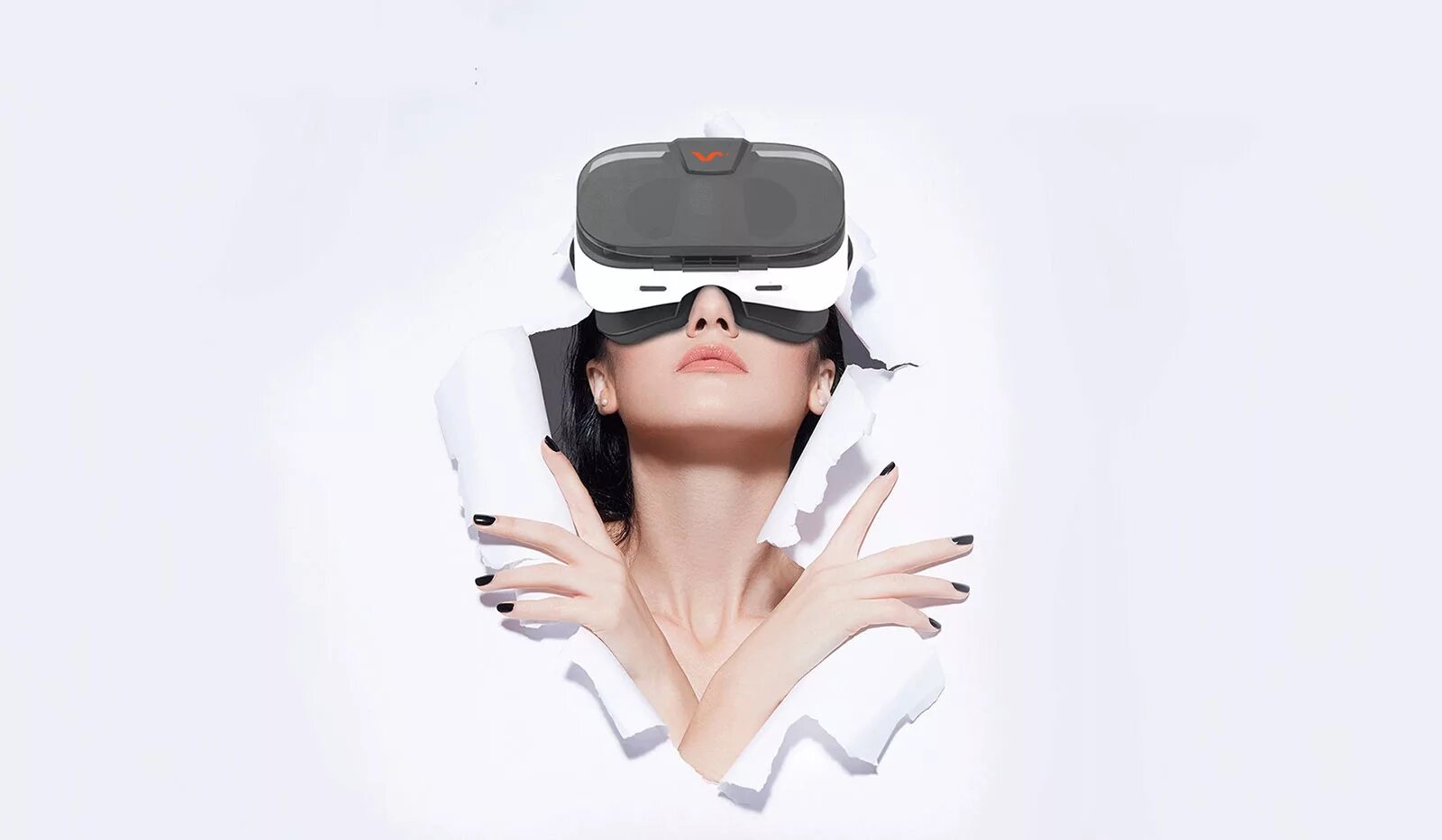 Vr реклама. VR шлем 360max. Очки виртуальной реальности 360 VR. Шлем виртуальной реальности 3glasses s1. Девушка в очках виртуальной реальности.