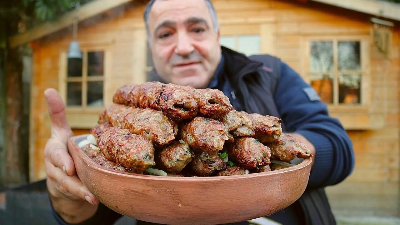 Армянский шашлык от Жоржа. Блюда от Жоржа на мангале. Люля кебаб повар.