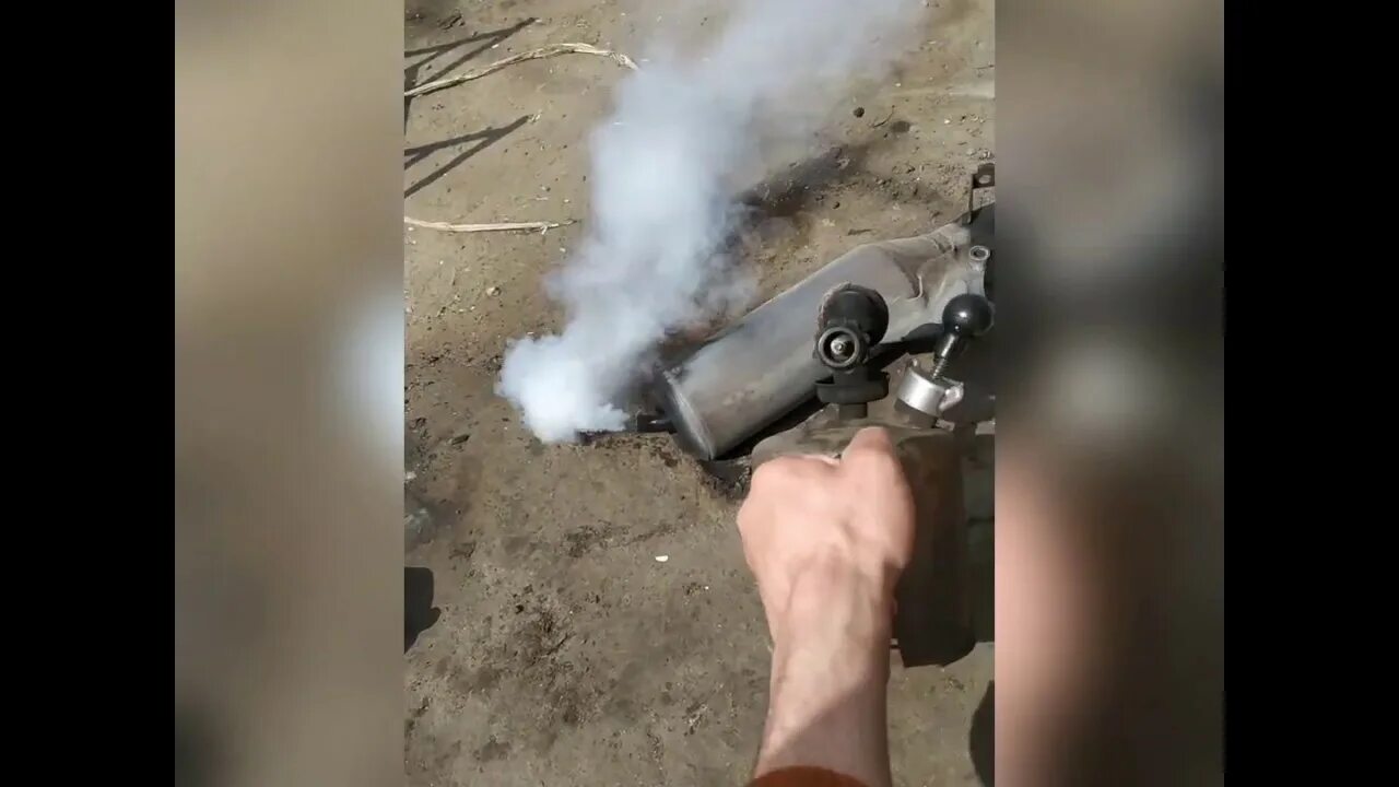 Набивка глушителя 2т. Хонда дио 34 чистка глушителя. Прожечь глушитель. Глушитель в разрезе honda dio af34. Глушитель honda dio 34 в разрезе.