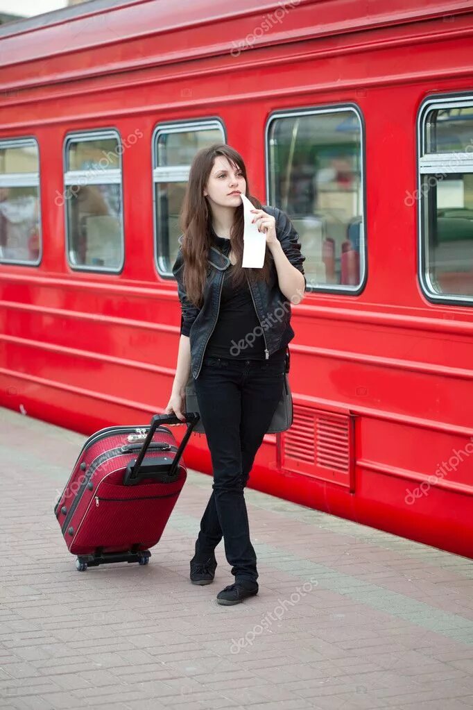Девушка на вокзале. Девушка с чемоданом у поезда. Девушка на ЖД вокзале. Девушка с чемоданом в электричке.