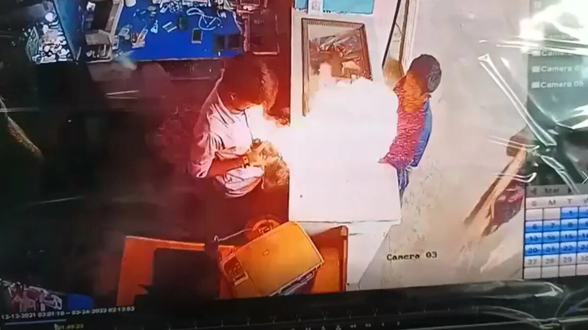 Картинки когда взорвался телефон в руках. Айфон взорвался. Телефон взорвался в руках у ребенка. Взрыв аккумулятора телефона. Телефон взорвался в руках у ребенка.