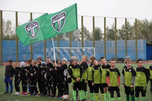 Фк торпедо калуга. Торпедо калуга малинники. Торпедо калуга футбол. Торпедо калуга флаг. Футбольная школа торпедо калуга.