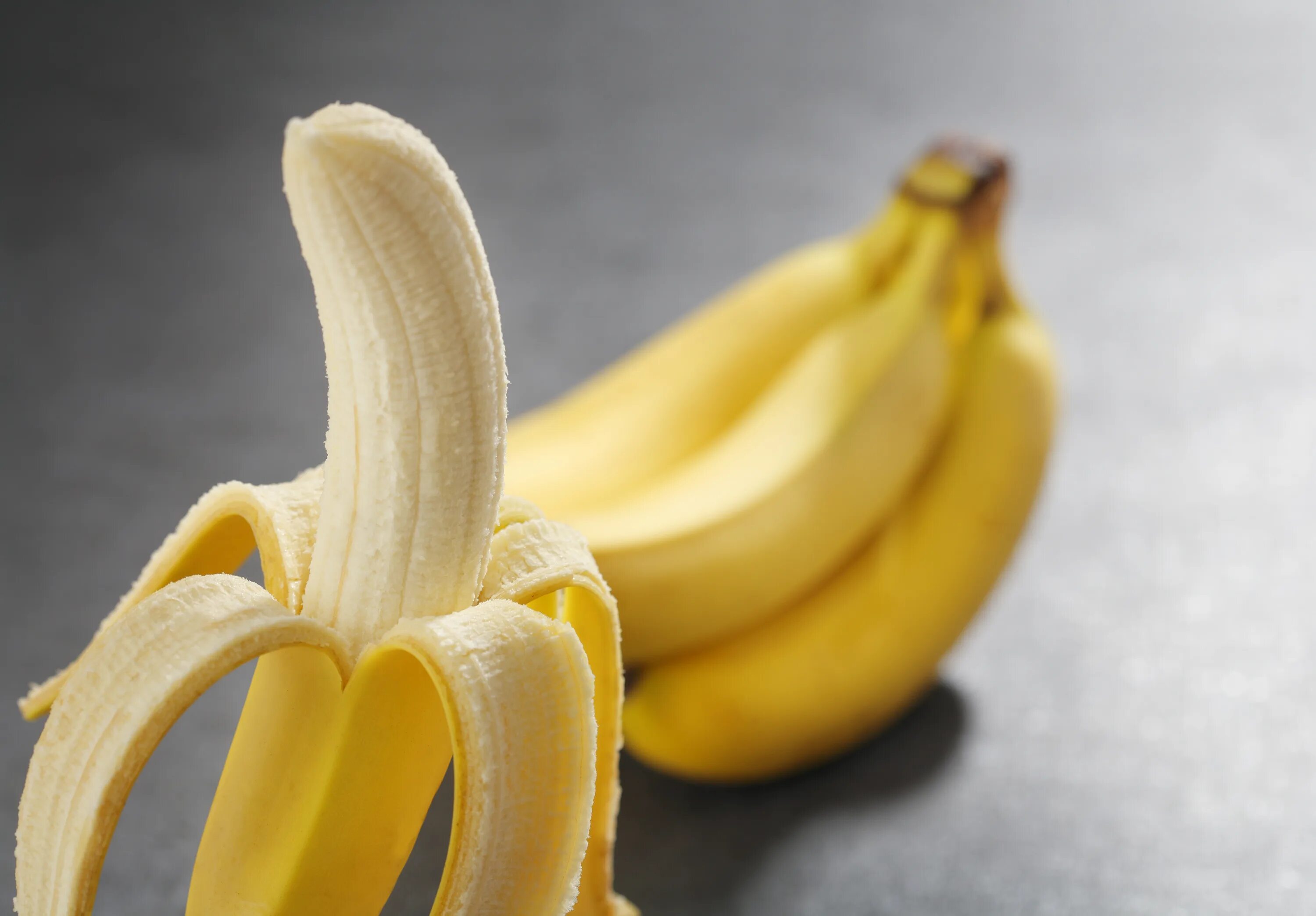 Включи про банан. Банан. Банан очищенный. Банан раскрытый. Банан без кожуры.