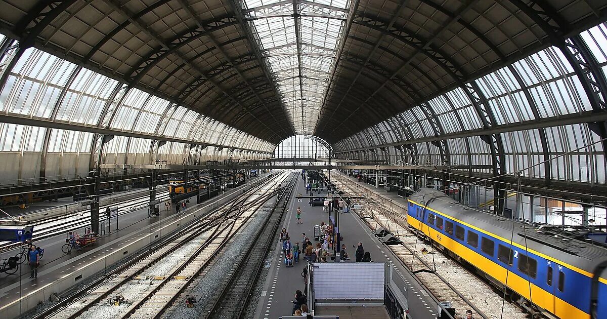 Где центр железнодорожного. Центральный вокзал амстердама. станция amsterdam centraal station. жд вокзал амстердам. нидерланды центральный вокзал.