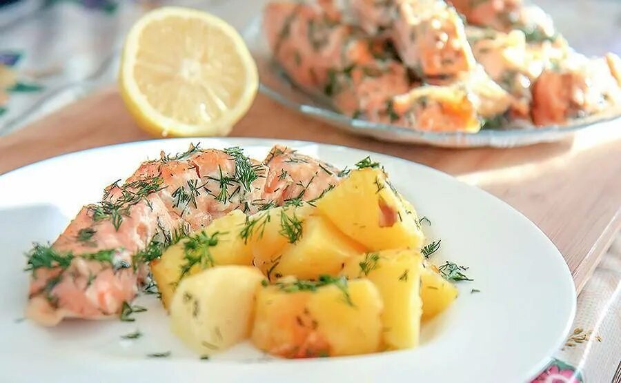 Красная рыба запеченная в духовке с картошкой. Семга запеченная с картофелем. красная рыба с картошкой. сёмга с картошкой в духовке. картофель с рыбой.