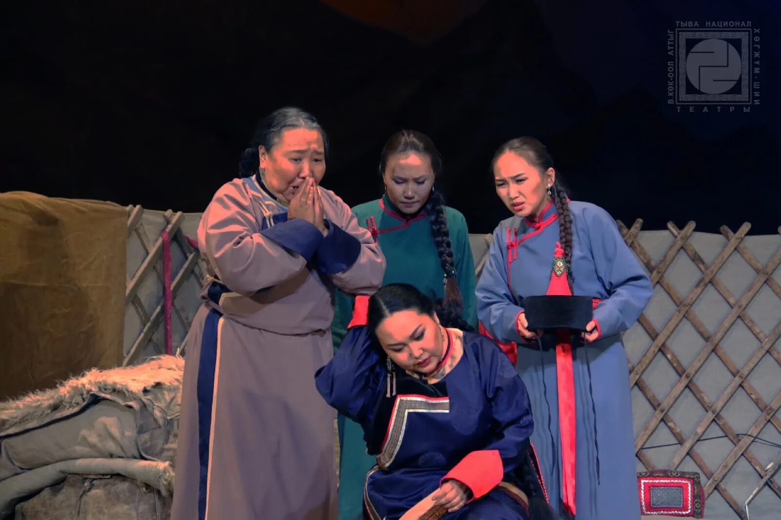 Хайыраан бот шии артист. Хайыраан бот каранын овур хевири. В. Хайыраан бот кыска утказы. Хайыраан бот.