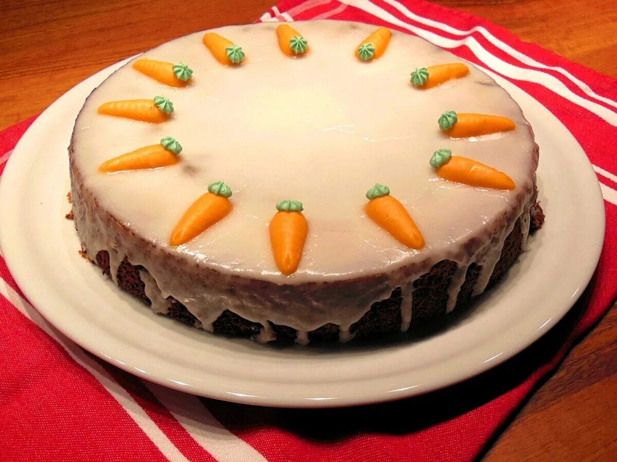 Торты облегчить цемент. Морковный торт с глазированными морковками. Морковный торт из глазурью. Кекс морковный с белой шоколадной глазурью. Торт с морковкой сверху.