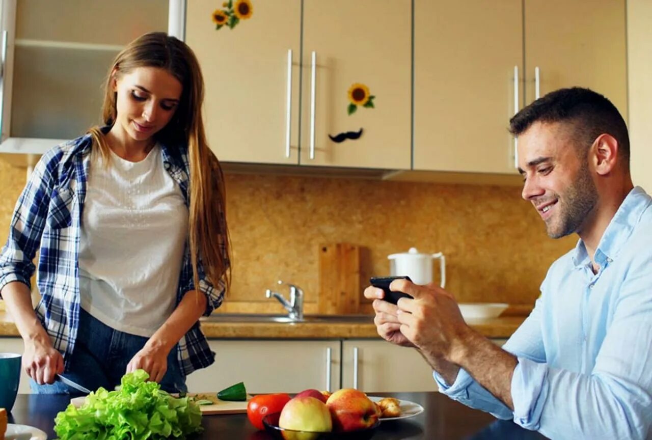 Дает мужу на кухне. Фото парня на кухне. Зрелый мужчина на кухне. Расстроенный муж на кухне. Мужик на кухне ведущая фото.