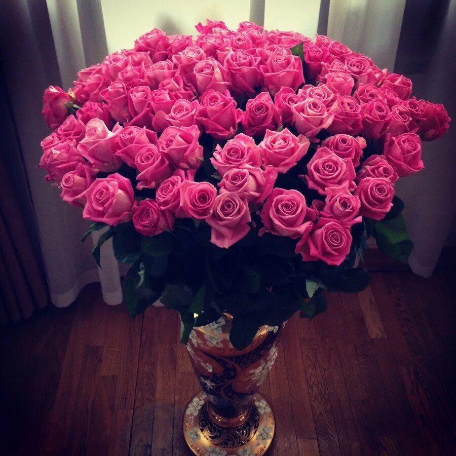 Фото цветов на столе реальные. Шикарный букет цветов. Шикарный букет роз. Красивые большие букеты. Огромный букет цветов.