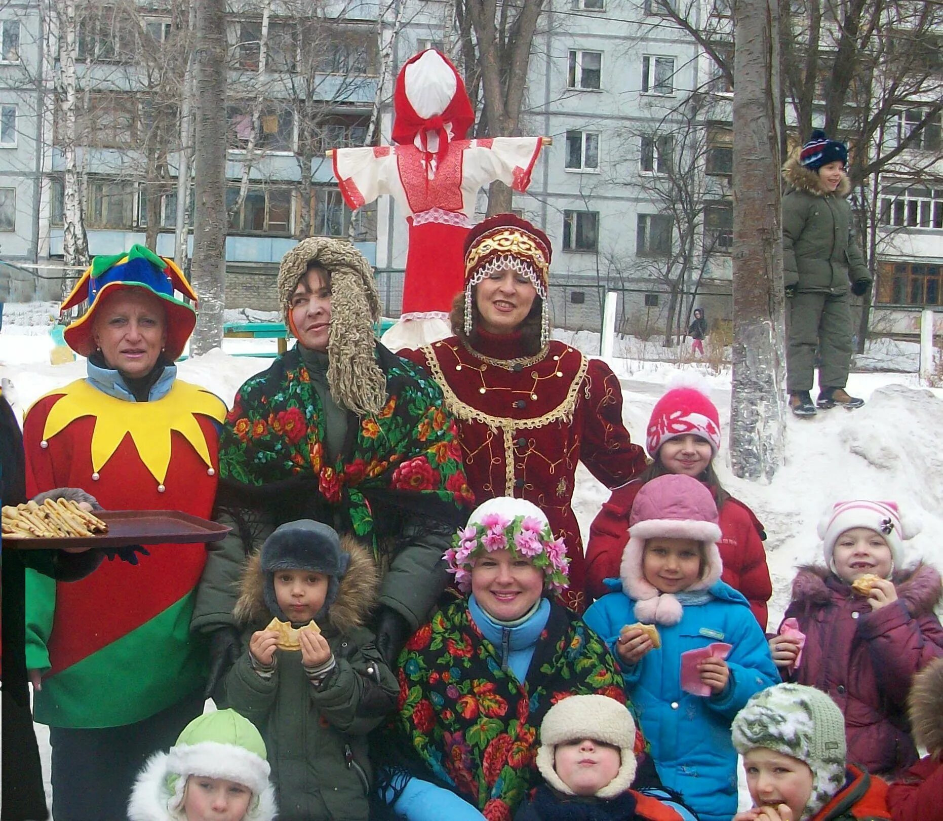 Масленица в детском саду. Детям о Масленице в детском саду. Украшение на Масленицу в детском саду. Праздник Масленица в детском саду. Сценарий утренника масленица