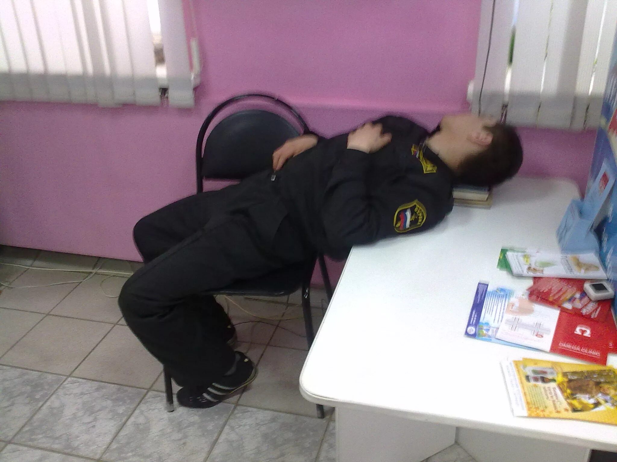 спящий сторож. спящий охранник. спящий охранник. спящие охранники на посту. поза охранника.