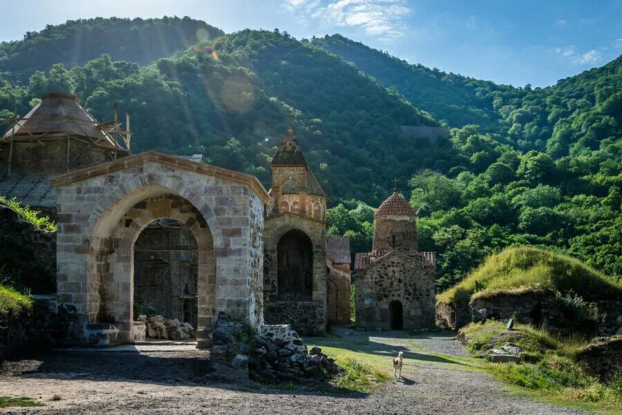 Что такое карабах. Дадиванк Арцах. Нагорный Карабах Дадиванк. Монастырь Дадиванк Нагорный Карабах. Dadivank монастырь Армения.