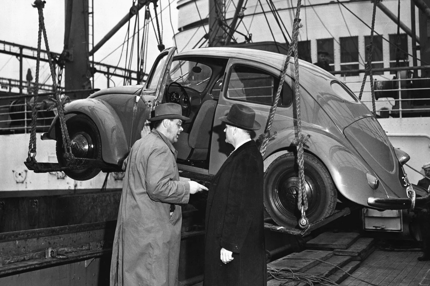 Volkswagen 1945. История фольксваген. Фольксваген кафер жук 1938. 1946. Первые времена завода фольксваген.