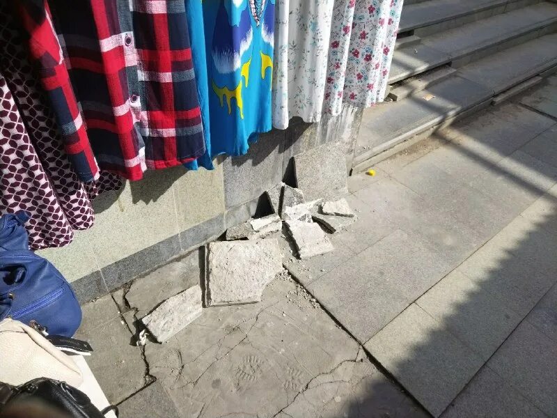 Пешеходы на улице. Полиция в подземном переходе. Добрый человек добрый поступок. Переводит через дорогу. Надпись пешеходный переход.