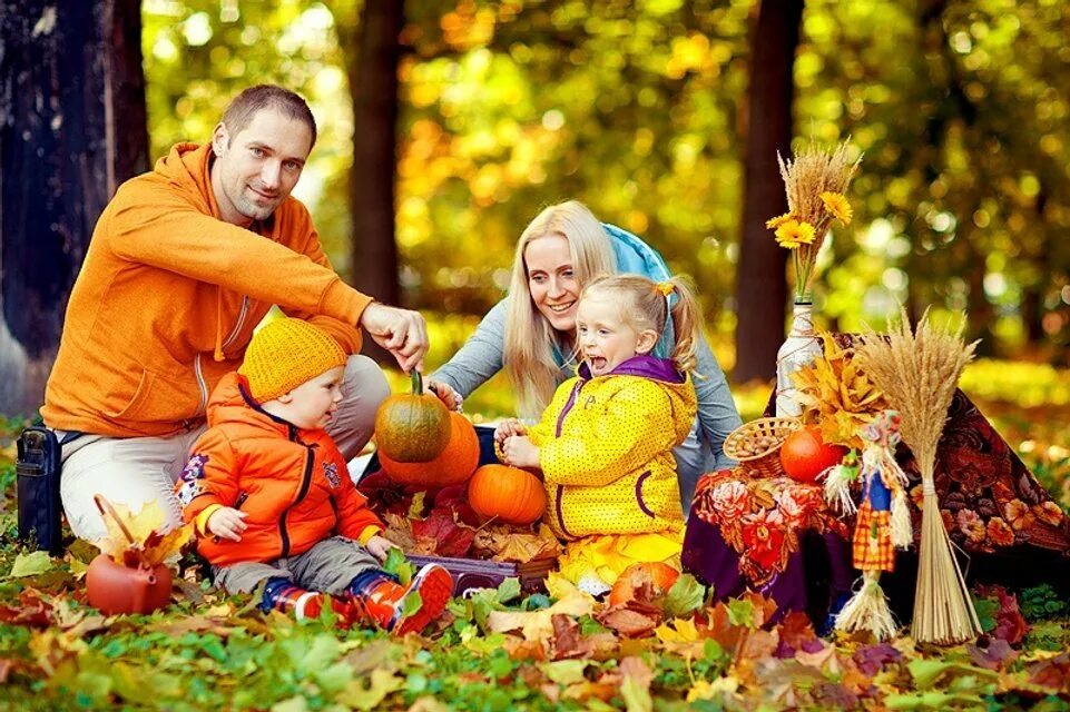 Праздник осени. Осенняя фотосессия семейная на природе. Праздник на природе. Семейный праздник на природе.