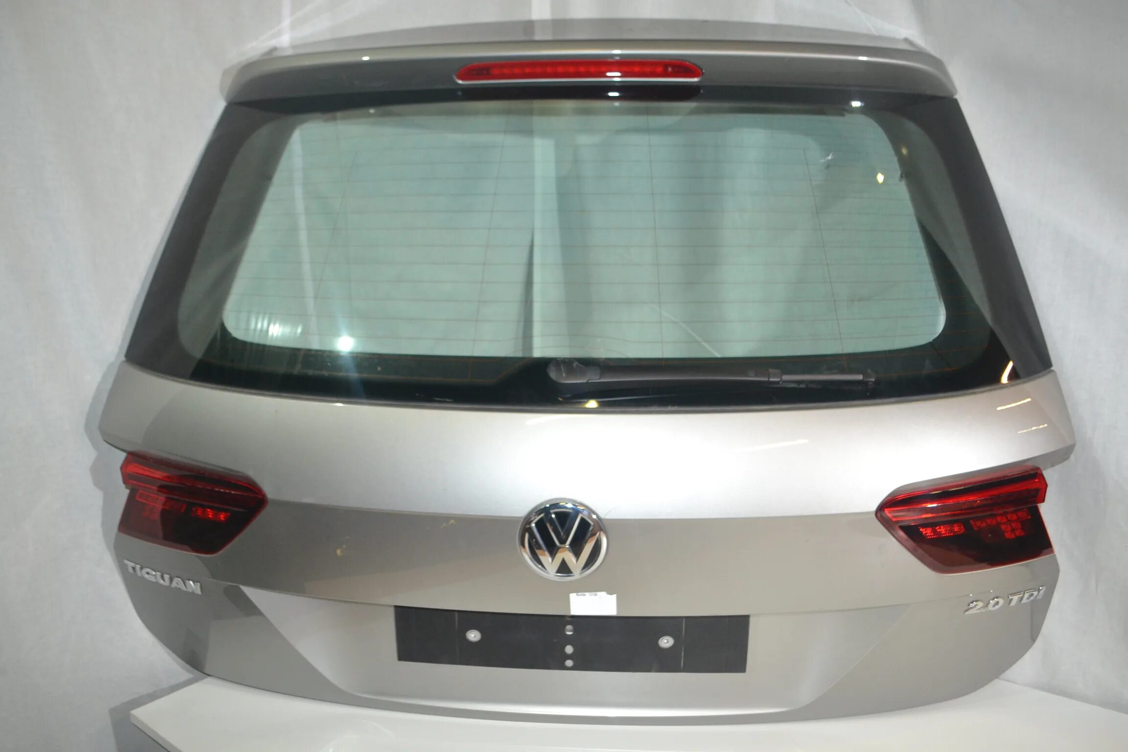 Тигуан заднее стекло. Крышка багажника тигуан 2. крышка багажника volkswagen tiguan. крышка багажника фольксваген тигуан. крышка багажника фольксваген тигуан 2013.