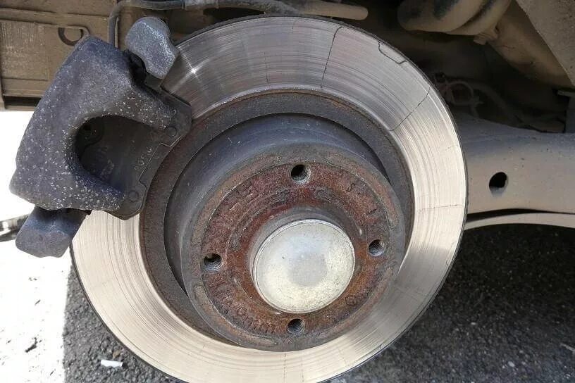 Задний тормозной диск ситроен с4 хэтчбек. Тормозной диск крутится. Тормозной диск после проточки. Тормозной диск крутится. Тормозной диск крутится.