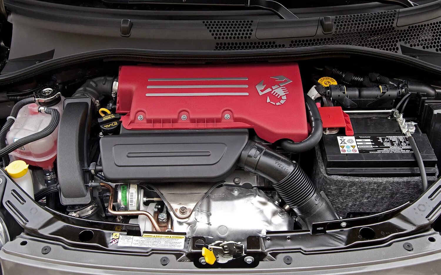 Фиат линеа 1. 4 12v. Какие двигатели стоят на фиат. Подкапотное пространство фиат альбеа. Какие двигатели стоят на фиат.