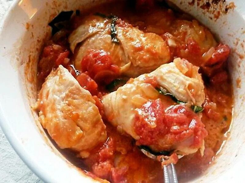 Куриный гуляш в мультиварке. Курица в томатном соусе. куриные грудки в мультиварке. куриные грудки в томатном соусе. бедра в томатном соусе.