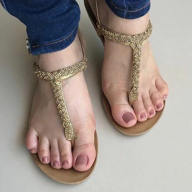 Feet sandals. Египетская стопа педикюр. Ногти накрашенные в босоножки. Barefeet Flat Sandals. Feetstagram.