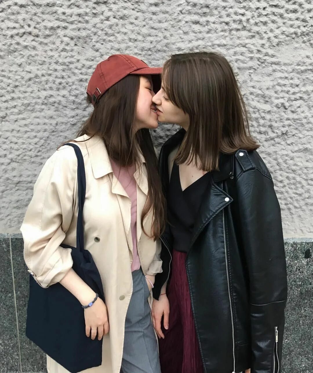 St lesbian. Девушки целуются на улице. Лесбийский поцелуй на улице. Куртка с поцелуями. Девушки в куртках целуются.