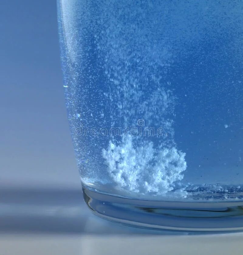 Стекло растворяется в воде. Кислород в воде. частички воды. растворение стекла в воде. таблетки для газировки воды.