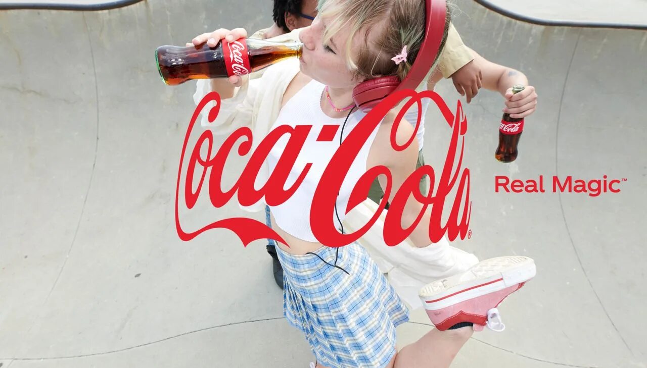 Кока кола магия момента. Кока кола слоган. Coca Cola новый бренд. Слоган Кока колы на новый год. Кола слоган