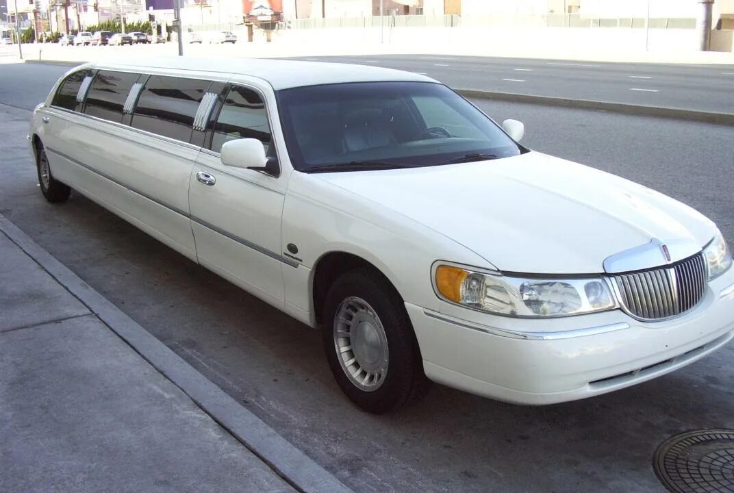 Лимузин Линкольн Таун. Линкольн Таун кар лимузин. Lincoln Town car 2005 лимузин. Линкольн Таун кар лимузин белый. Лимузин лизогуба