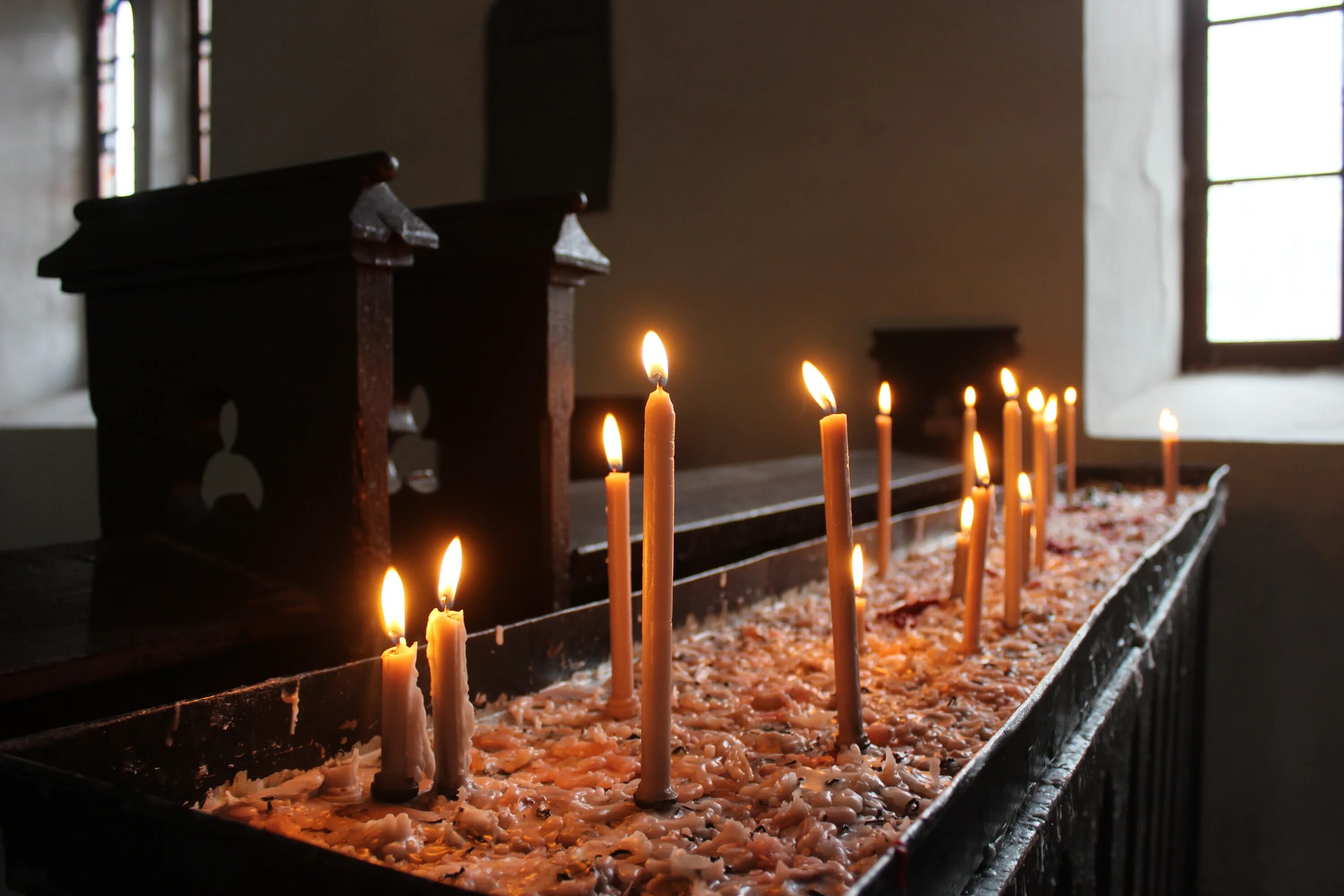 Церковные свечи. Свечи в храме. Свечи в католическом храме. Горящие свечи в храме.