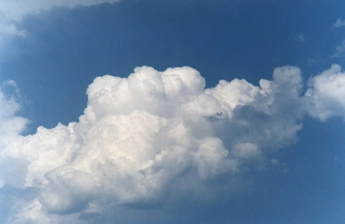 Чуть чуть облако. Кучевые средние облака cumulus mediocris. тень от облаков. плоские облака. cu cong облака.
