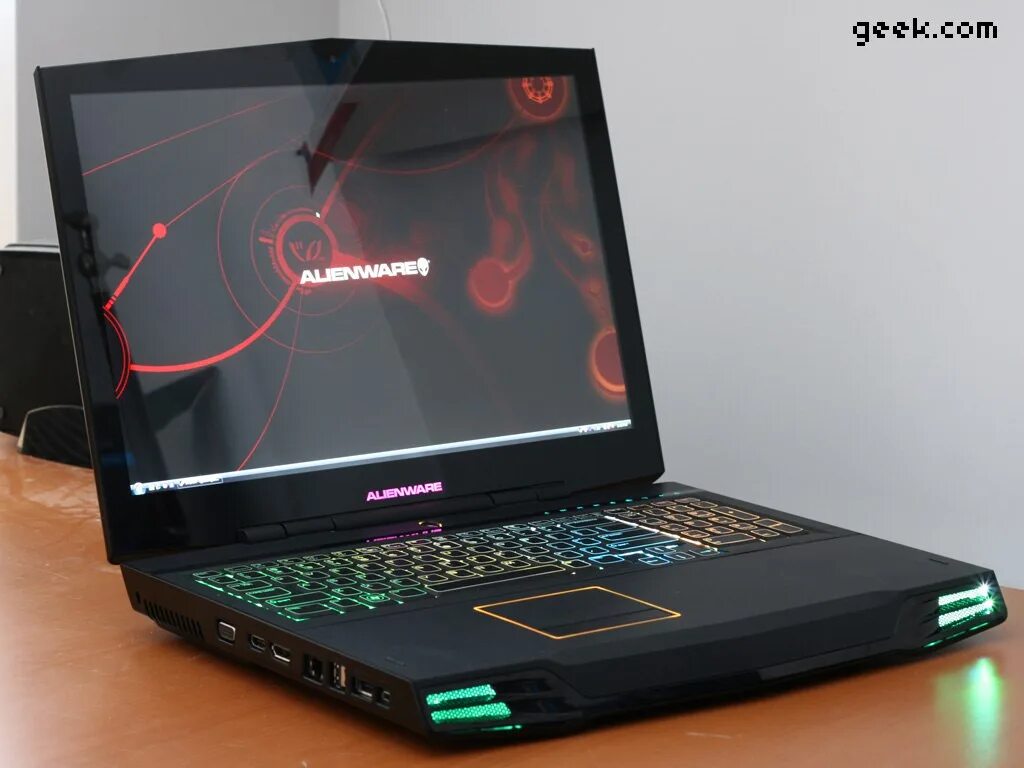 Ноутбук много памяти. Ноутбук Alienware m17x. Alienware m17x видеокарта. Alienware Laptop 17 матрица. Alienware x17 видеокарта.