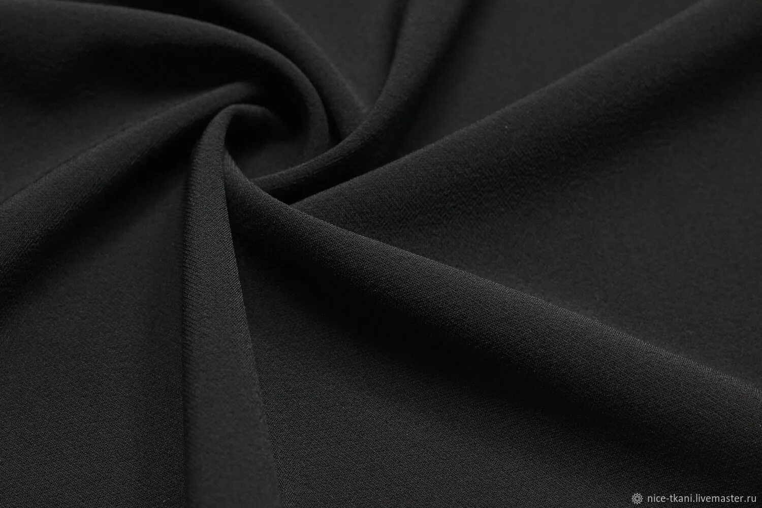 Плотный половина. Плотная черная ткань. Плотная стрейч ткань. Стрейч чёрный материал. Ткань плотный креп черная.