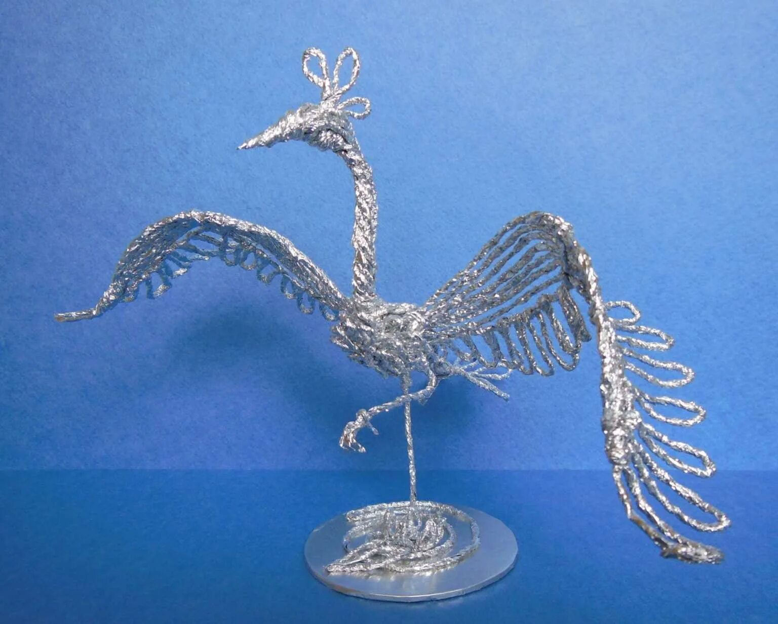 поделки из фольги и проволоки. поделки из фольги и проволоки. изделия из фольги. объемные изделия из фольги. птица из фольги.