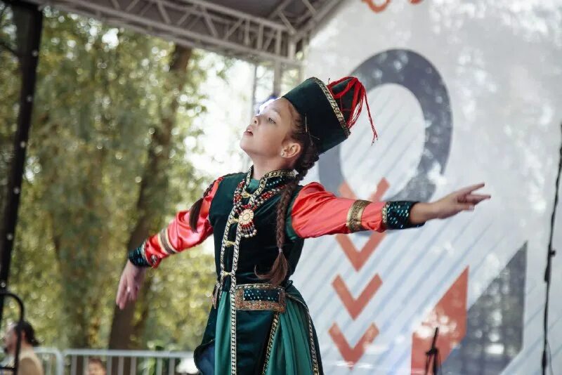 ёхор бурятский танец. танец клубочки ансамбль школьные годы. ёхор бурятский танец. сурхарбан бурятский праздник ехор. монгольский народный танец биелгээ.