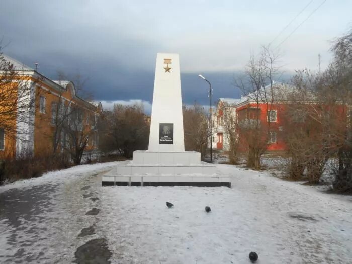 Памятник Хасану Заманову в Североуральске. Краеведческий музей Североуральск. Город Североуральск Свердловской области. Североуральск Свердловская область стела. Вечерний город североуральск