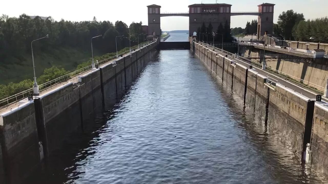 Десногорск сброс воды 2024. Двухниточный шлюз Рыбинск. Рыбинская дамба шлюз. Дамба шлюз Рыбинск. Дамба ГЭС Рыбинск.