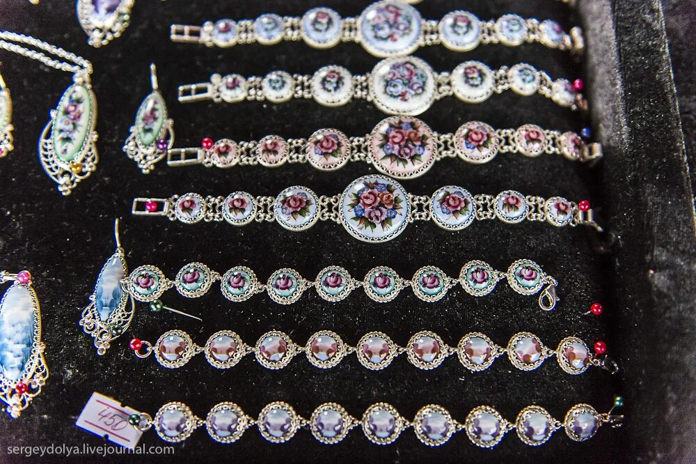 Что можно привезти из ростова. Красивые сувениры в краснодаре. Музей ростовская финифть в ростове великом. Что можно привезти из ростова. Сувениры из кавказа.