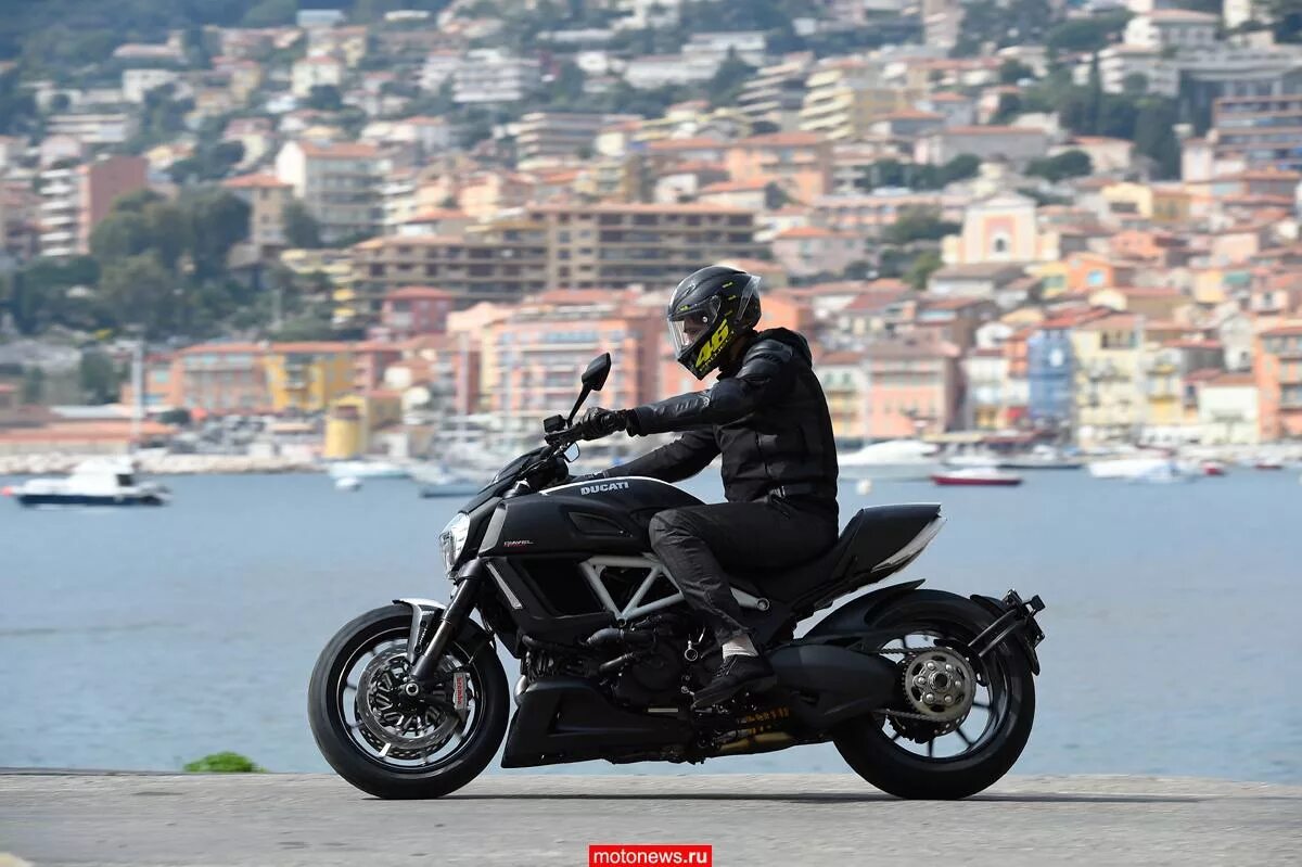 Ducati Diavel посадка. Ducati Diavel с водителем. Тест драйв мотоцикла Дукати Диавель. Ducati Diavel мотоциклы Италии. Мото тест драйв