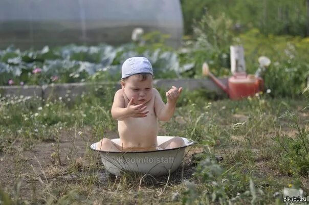 Моется в тазу. Девушка подмывается. Ребенок в тазике. Малыш в тазике в бане. Моется в тазу.