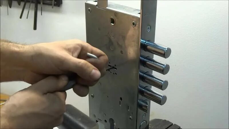 Приспособление для открывания замков. Отмычка скороход размеры. Klom k300отмычки. Отмычки daniu. Отмычки домушников.