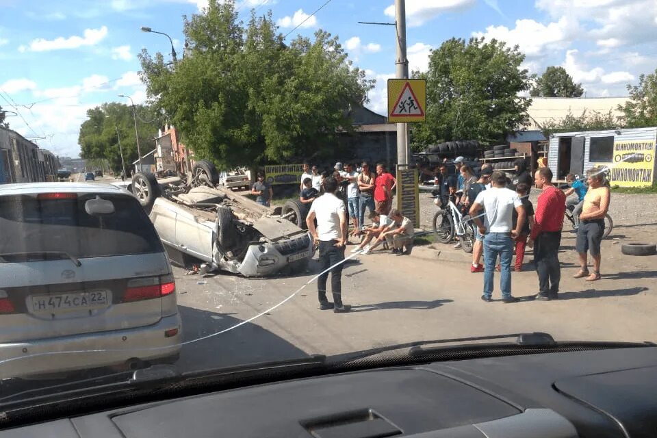 Теракт в новосибирске сегодня. Авария на Волочаевской Новосибирск. Авария на Волочаевской Новосибирск сегодня. Машина Перевернутая Дзержинск. Волочаевская Шубенский авария.