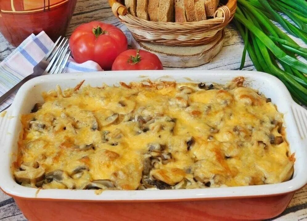 Картошка с грибами под сыром. Картошка с шампиньонами в духовке. курица с картошкой и шампиньонами в духовке. жульен с курицей и грибами и картошкой в духовке. курица с картошкой и грибами в духовке.