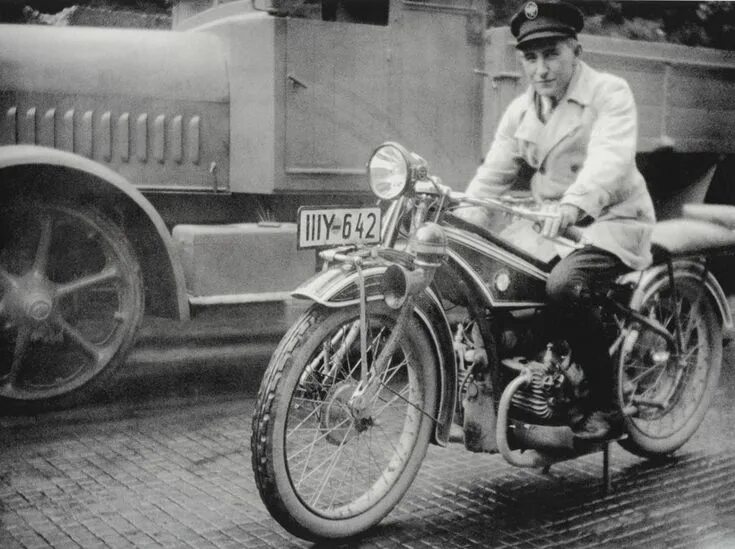 Мотоцикл хендерсон 1920. Первое то мотоцикла. Самый первый харлей дэвидсон. Самокатчики русской императорской. Первый мотоцикл шатунова.