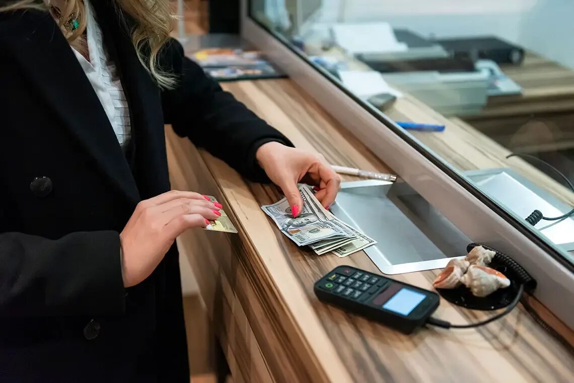Касса закрывается. Фото money exchange. обмен денег в банке. картинки пунктов обмена денег в банке. касса обмен деньги стоковые фото.