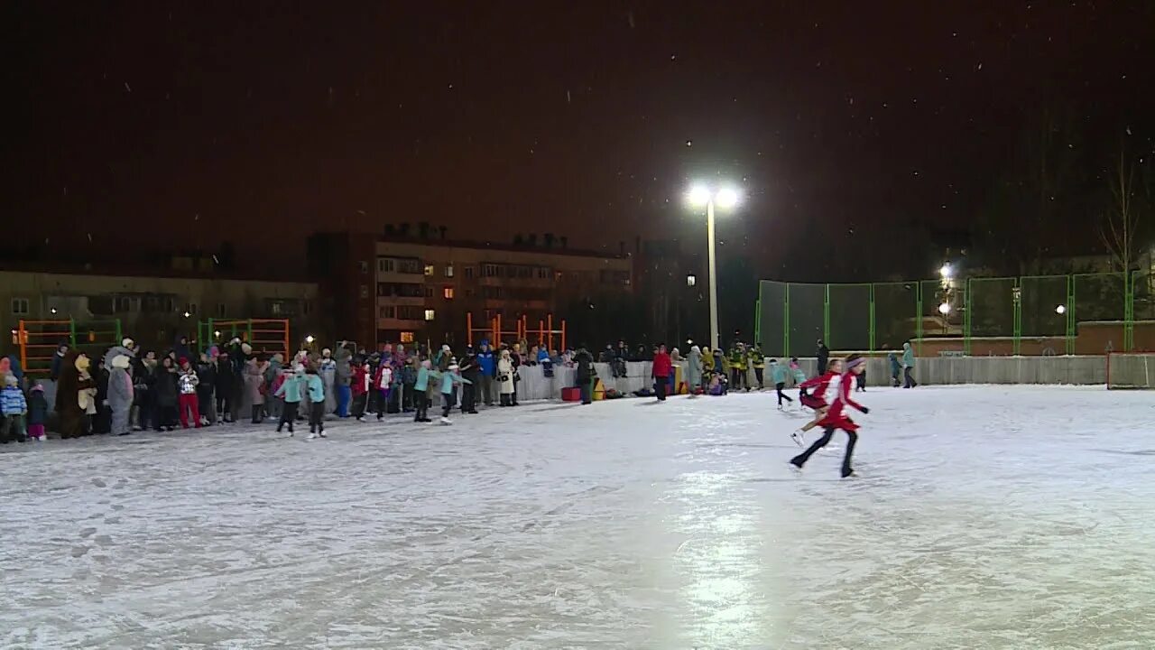 Каток новоуральск. Коньки зимой на льду. Новоуральск каток айсберг. Новоуральск каток айсберг. Стадион айсберг в новоуральске.