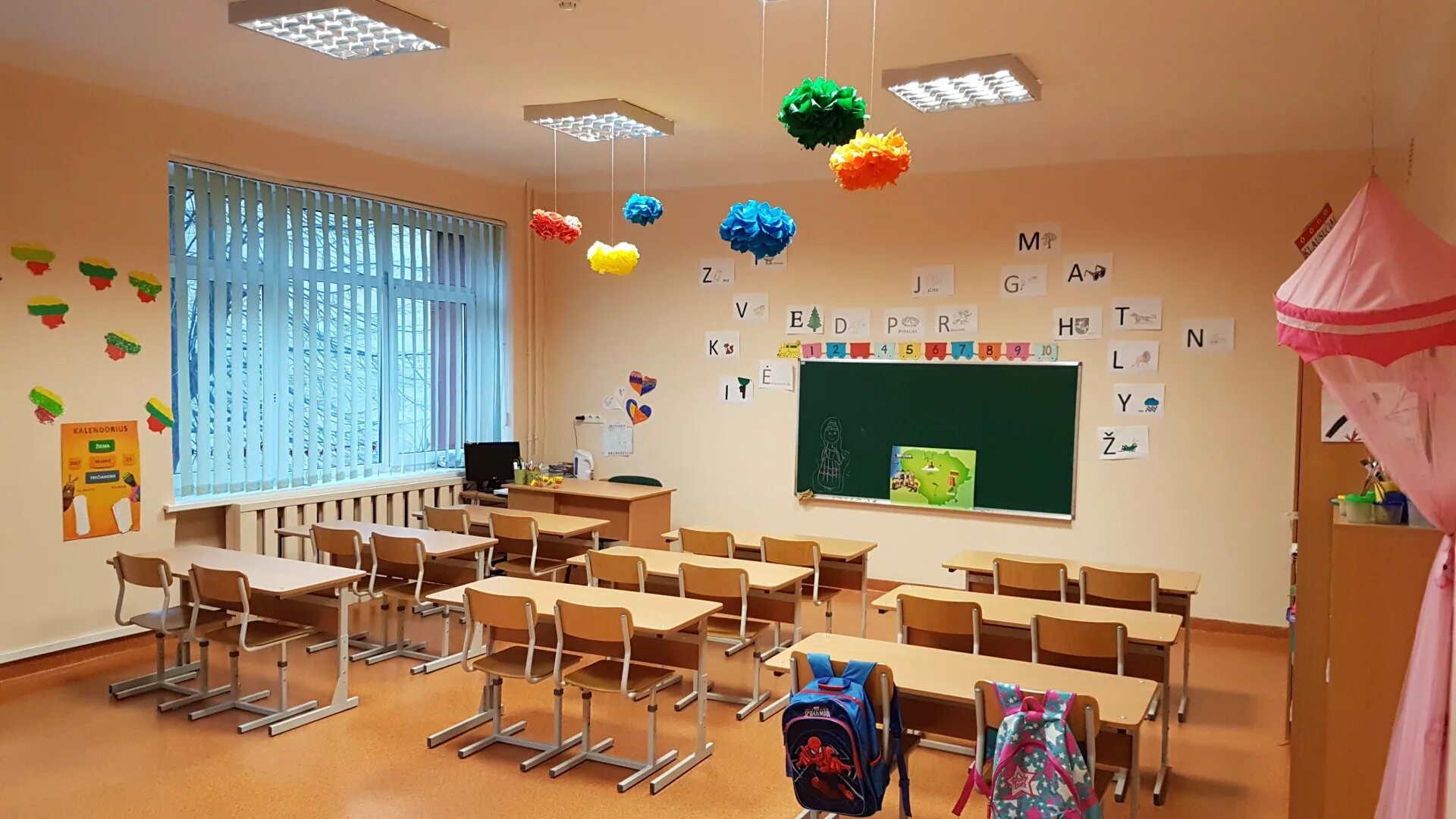 Расстановка парт в классе. Интересная расстановка парт. расстановка парт в 1 классе. как расставить парты в классе необычно. как расставить парты в классе для праздника.