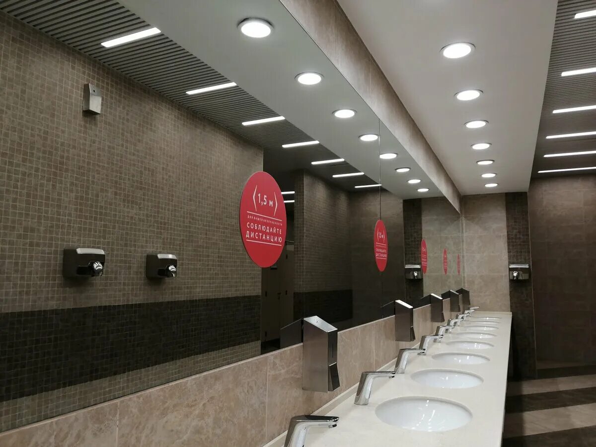 Туалет в ТЦ. Туалет в торговом центре. Санузел в торговом центре. Общественный туалет в торговом центре.