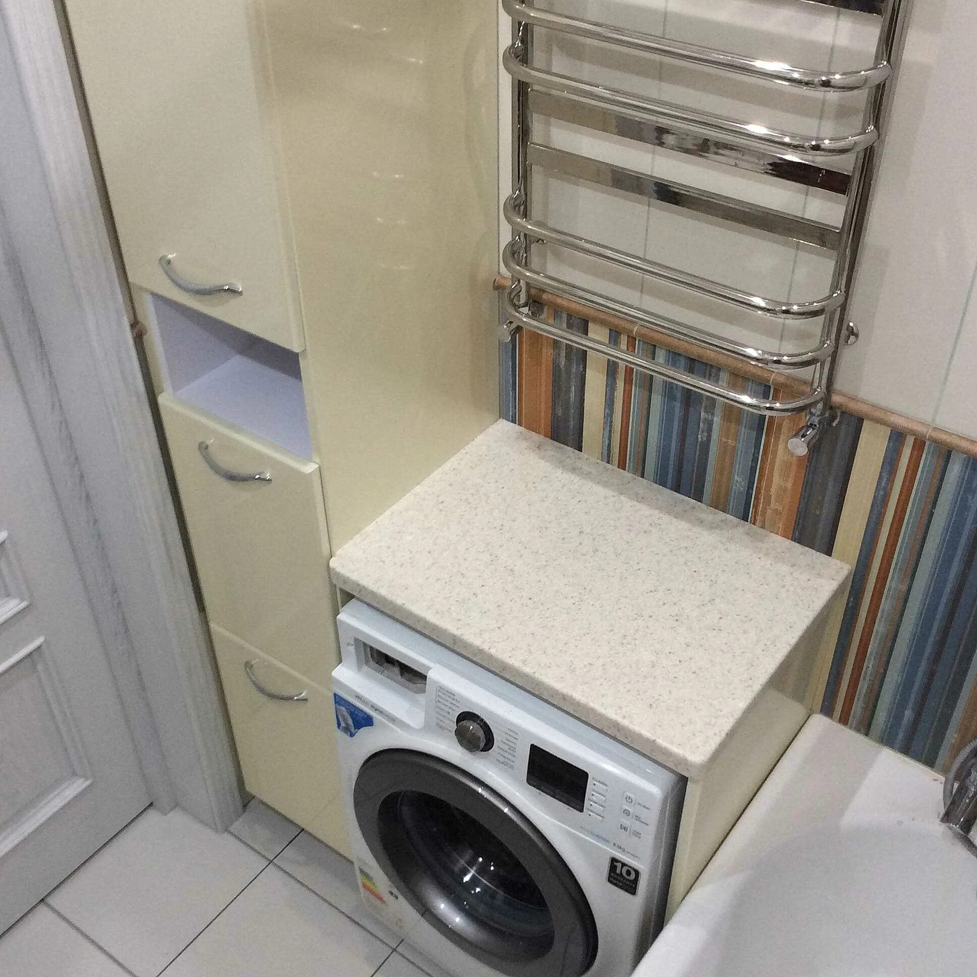 Машинка в шкафу в ванной. Шкаф для встраиваемой стиральной машины. Шкаф со стиральной машиной в ванную. Шкаф под стиральную машину в ванной. Короб для стиралки.